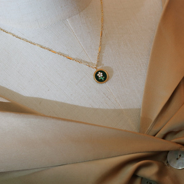 Dark green flower pendant necklace-full of vitality